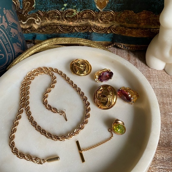 Host pick Authentic Vintage Chanel gold plated Clip on earrings - Picture 15 of 17